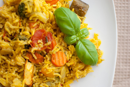 皮劳配有地中海蔬菜和鸡的松脆麦芽巴斯马提大米颜色黄的图片