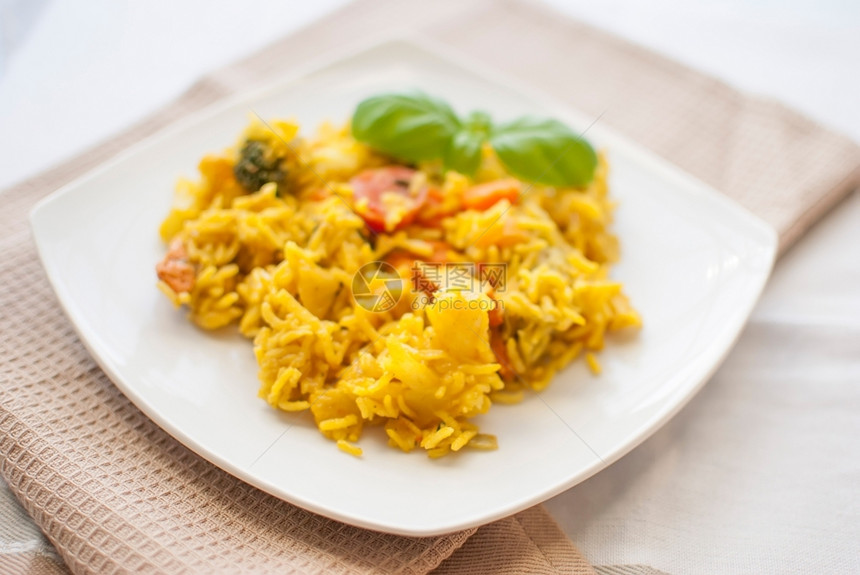 传统的饮食配有地中海蔬菜和鸡的松脆麦芽巴斯马提大米草本植物图片