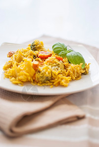 草本植物准备好的配有地中海蔬菜和鸡的松脆麦芽巴斯马提大米健康图片