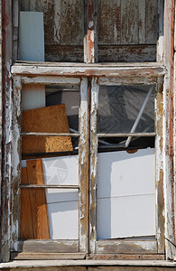 在无人居住的大楼中破碎木窗棕色玻璃过时图片