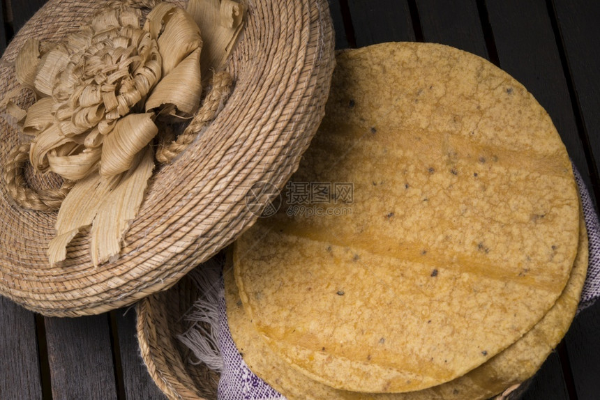 墨西哥卷饼热的柔软玉米饼壳图片