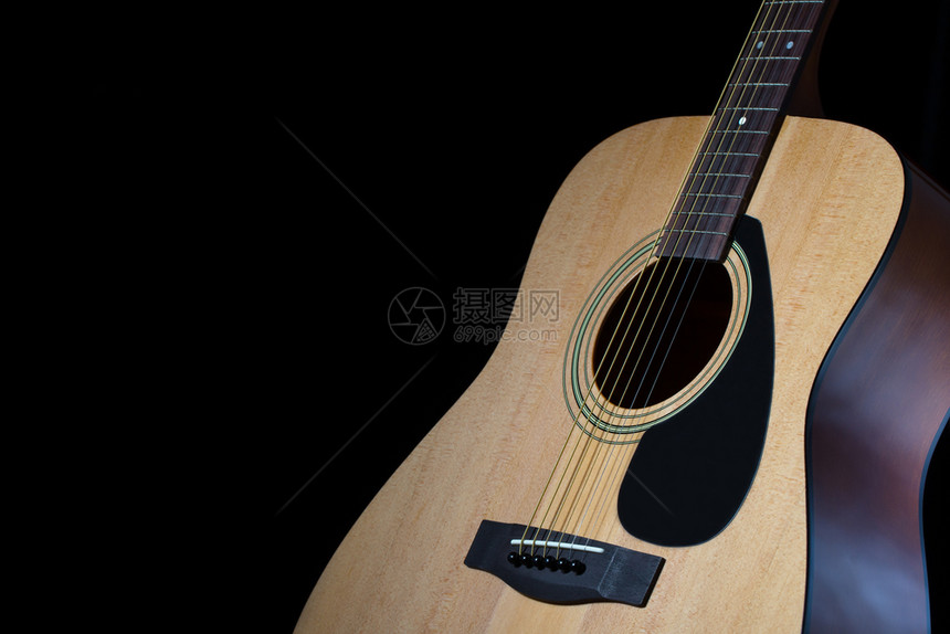黑暗的声学门户14黑色背景中现代原声吉他的一部分弦乐器黑色背景中现代原声吉他的一部分图片