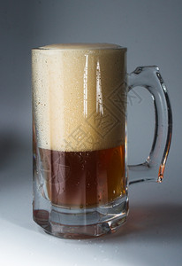 满的喝透明啤酒杯装满冰冷的黑啤酒图片