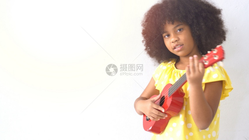 带着吉他的小非洲女孩快乐笑容肖像美国人学生脸图片