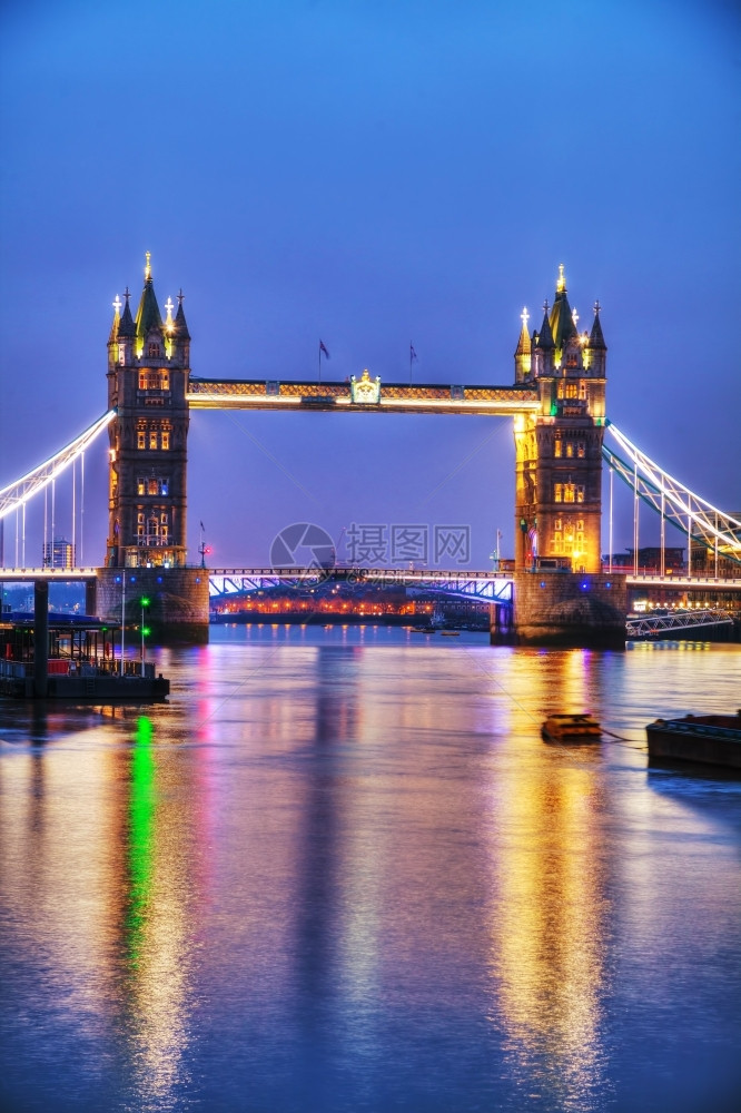运输在英国伦敦的塔桥夜间幕之著名的黑暗图片
