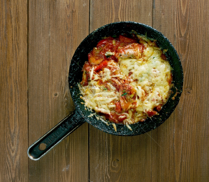 食物莎酱番茄土耳其有蔬菜和奶酪的烤虾蔬菜及奶酪食用植物和奶酪图片