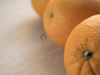 果汁木制的膳食橙子在木头背景的老底橙子上图片