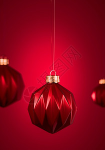 节日现代的十二月红色圣诞球组现代模式的红圣诞球组装饰品挂在布贡迪红色背景上圣诞节装饰品庆气氛概念选择焦点肖像定向设计图片