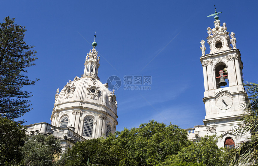 地标已故巴罗克和新古希腊皇家巴西大教堂以及18世纪末在葡萄牙里斯本建造的最神圣之心修道院的圆顶塔和钟18日天主教图片