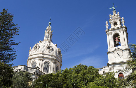 地标已故巴罗克和新古希腊皇家巴西大教堂以及18世纪末在葡萄牙里斯本建造的最神圣之心修道院的圆顶塔和钟18日天主教背景图片
