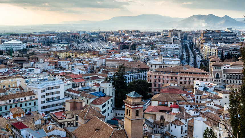 屋顶西班牙南部安达卢西亚市日落时的格拉纳达市风景镇全图片