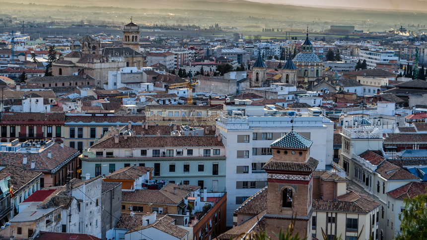 旅行欧洲的西班牙南部安达卢西亚市日落时的格拉纳达市风景城的图片