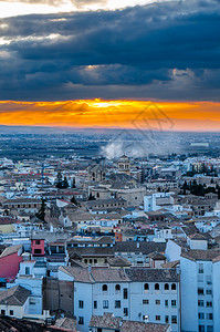 西班牙南部安达卢西亚市日落时的格拉纳达市风景塔地标历史图片
