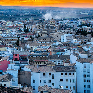 建造晚上老的西班牙南部安达卢西亚市日落时的格拉纳达市风景图片