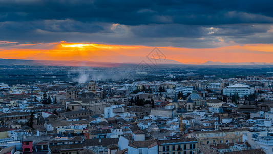 屋顶全景户外西班牙南部安达卢西亚市日落时的格拉纳达市风景图片