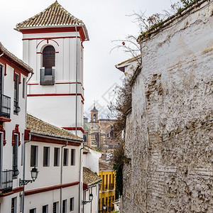 街道外部的格拉纳达教堂西班牙南部安达卢西亚的宗教建筑地标图片