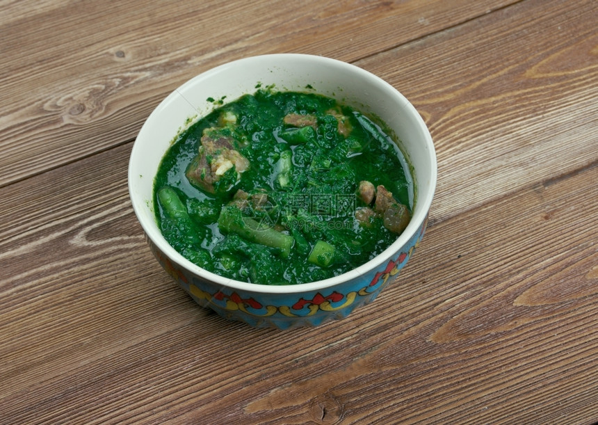 绿色Ghormehsabzi草药炖菜这是伊朗和阿塞拜疆流行的菜常被说成是伊朗民族菜酸橙姜黄图片