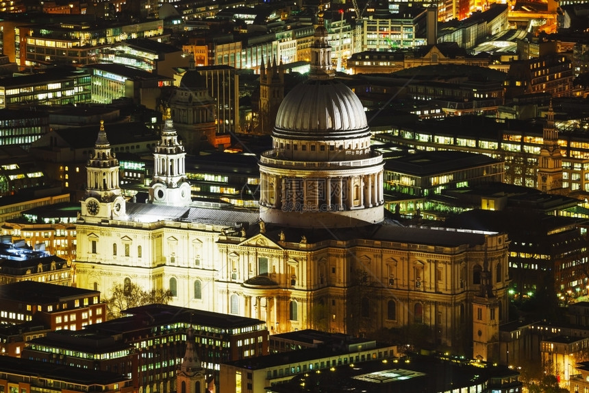 英石晚上圆顶夜间与圣保罗大教堂一起对伦敦市进行航空概览图片