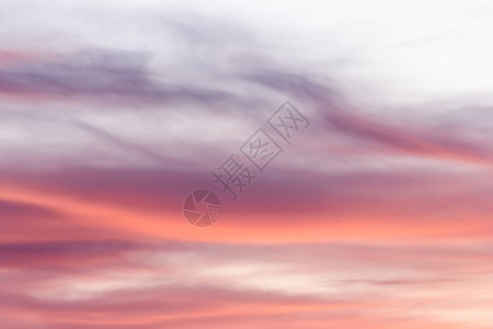 天气抽烟紫色的粉层云作为背景图片
