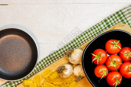 食物生的地中海切红番茄意大利面蒜和洋葱图片