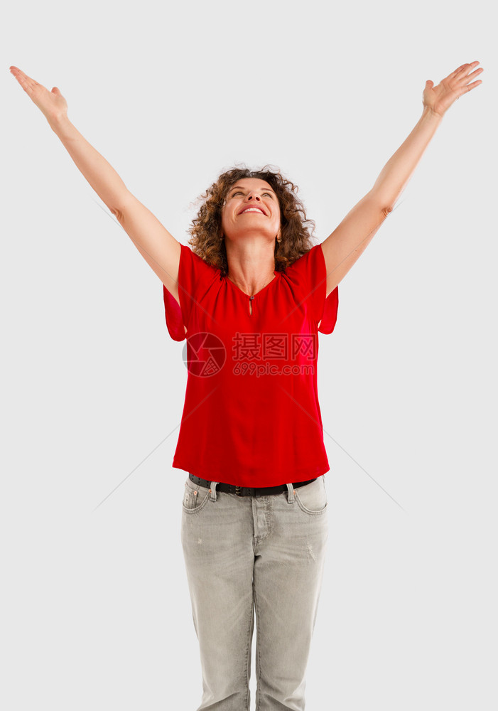 庆祝成功一个快乐的中年黑发美女肖像手举高红色的图片