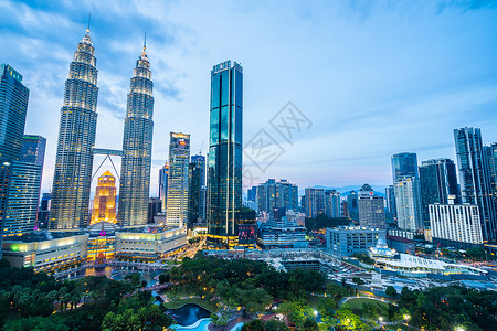 夜晚间在Kalaplumur天线外城建造美丽的筑摩天大楼马来西亚图片