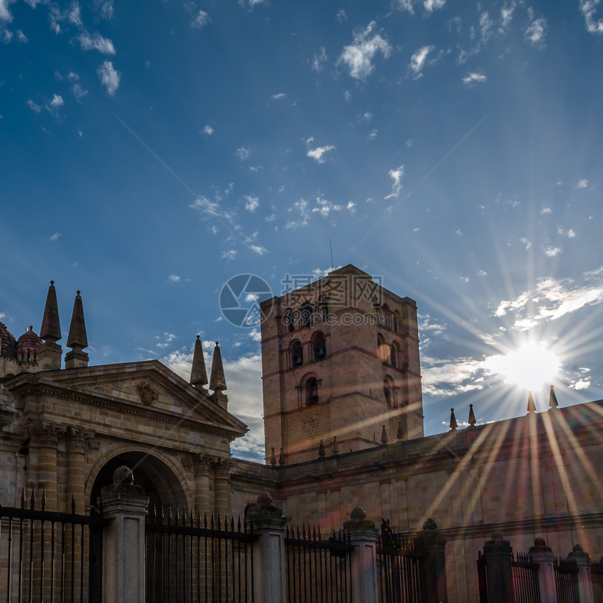 西班牙萨莫拉卡斯蒂利亚和里昂罗曼斯克大教堂老的西班牙语正面图片