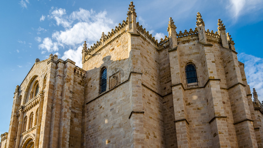 建造正面西班牙萨莫拉卡斯蒂利亚和里昂罗曼斯克大教堂著名的图片