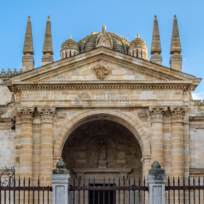 崇拜著名的建筑学西班牙萨莫拉卡斯蒂利亚和里昂罗曼斯克大教堂图片