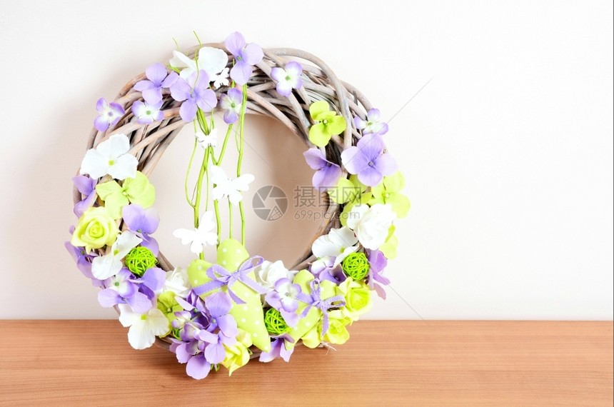 复活节自制花圈和板在桌上的装饰花朵春天生活图片