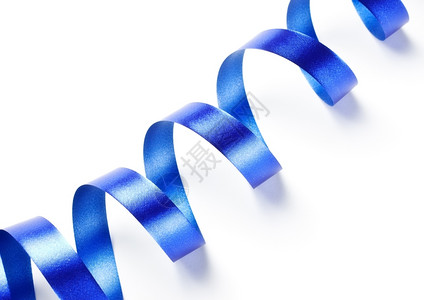 丝绸白上孤立的蓝丝带蛇纹色的转动背景图片