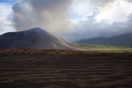 积极的灌木丛烧焦烟雾火山锥和焦土的塔纳岛图片
