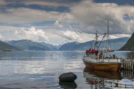 旅游松恩峡湾全景在挪威Sognefjord的维克港渔船图片