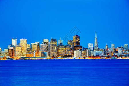 天际线旧金山市风景夜里从宝藏岛看到区克拉夫琴科图片