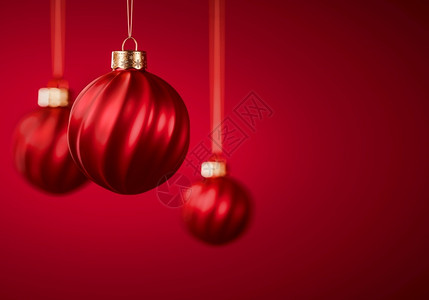 喜庆重点细绳三个红色圣诞舞会三个红色圣诞球穿条纹的圣诞装饰品挂在布贡迪红色背景上圣诞礼章节庆气氛概念选择焦点复制空间马特设计图片