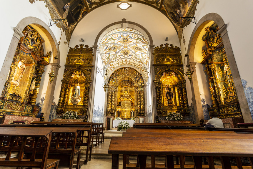 全部内的雕刻圣安东尼内地教堂详情1927年火灾后重建在葡萄牙埃斯托里尔保持所有侧礼拜堂和主祭坛的Baroque风格图片