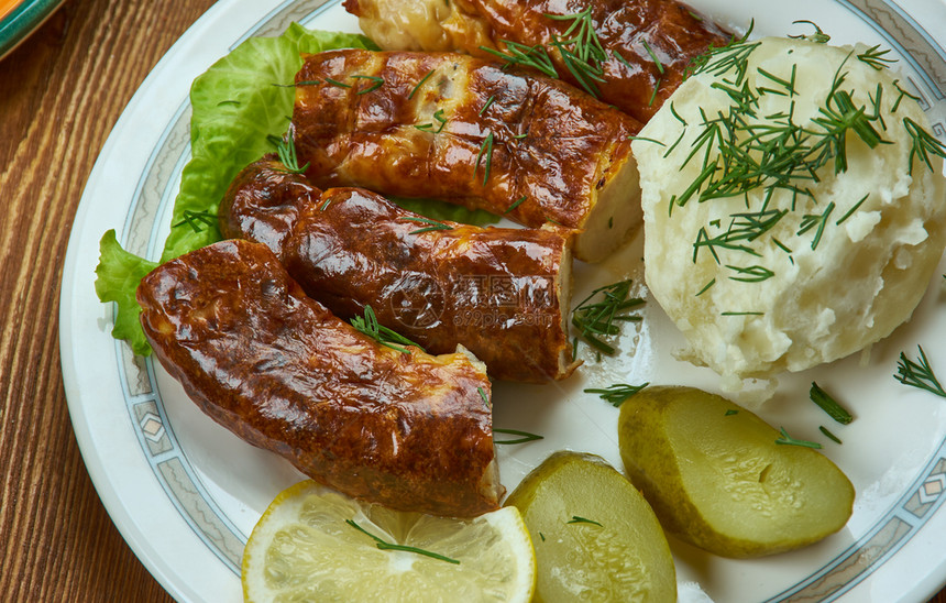 中间人一顿饭乡村丹麦自制烹饪品传统各种菜盘TopView香肠由肉熟猪和面粉制作图片