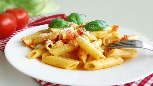 草本植物盘子桌番茄酱食谱的意大利面粉图片