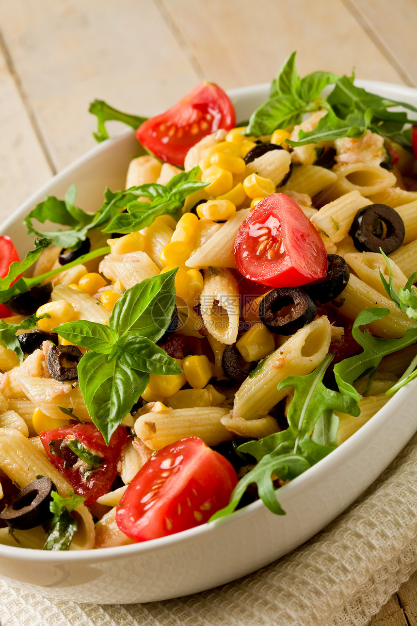 开胃菜橄榄健康相片照美味的意面沙拉在木制餐桌上与新鲜蔬菜图片