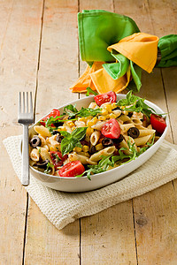 意大利语相片照美味的意面沙拉在木制餐桌上与新鲜蔬菜素食主义者草药图片