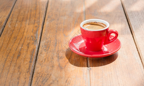 热的木制桌上咖啡杯股票照片温暖的咖啡因图片