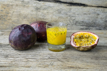 舌侧肌橙果实和火辣汁玻璃木制成熟图片