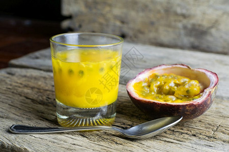 果实和火辣汁玻璃木制异国情调橙纸浆图片