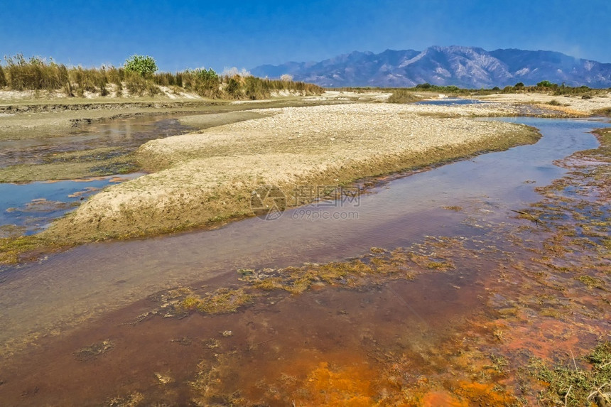 的放松BabaiRiver皇家Bardia公园尼泊尔巴迪亚公园洲生物群落图片