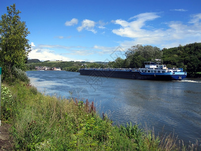 水景观户外卢森堡Moselle河上一艘货船高清图片