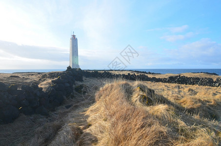 马拉里夫景观岩浆冰岛熔石和高草之间有马拉里夫灯塔图片