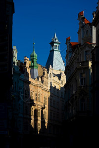 城市奇怪的布拉格内建筑物中的阴影和灯光教堂图片