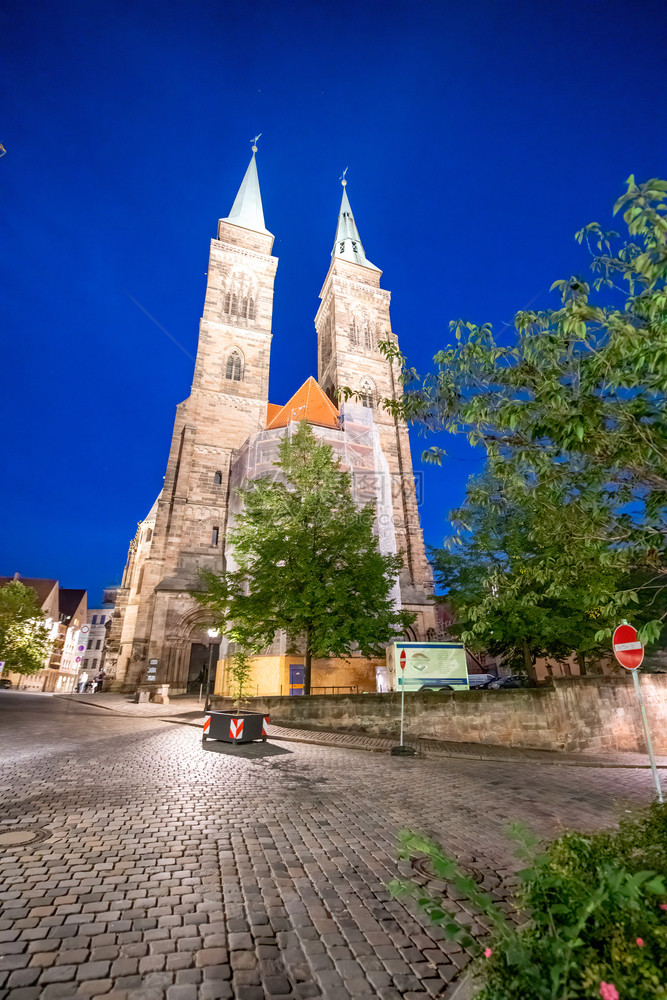 夜晚德国纽伦堡圣塞巴德教堂和市广场夜间图片