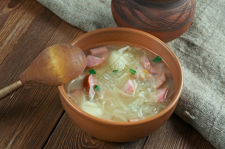 卡普斯特尼卡Kapusniak卷心菜汤是波兰斯洛伐克和乌兰菜中常见的苏陆酸白菜蔬汤土豆盘子黄色的背景