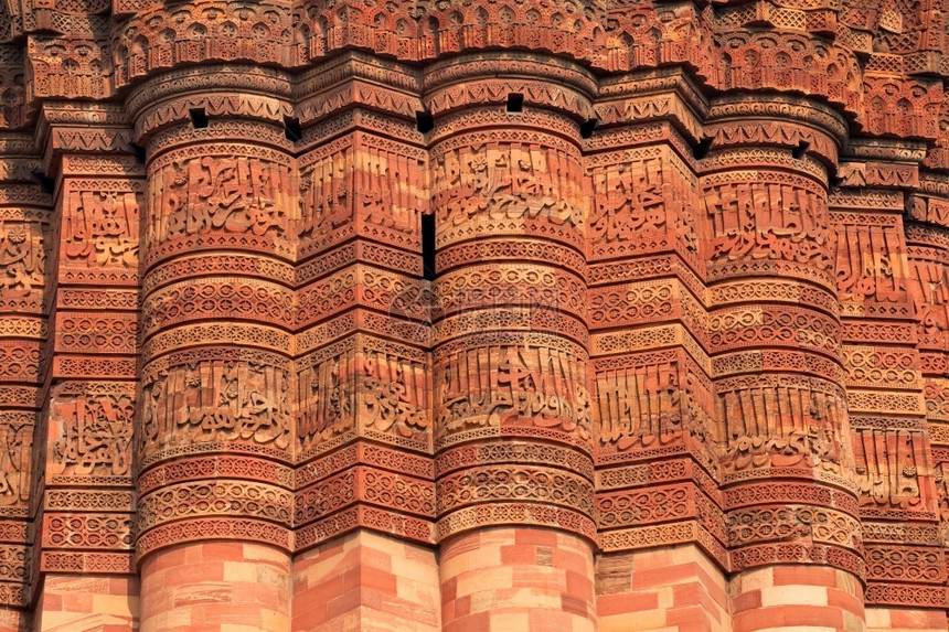 亚洲人QutubMinar红沙石塔月详细节印度德里旅游纪念碑图片